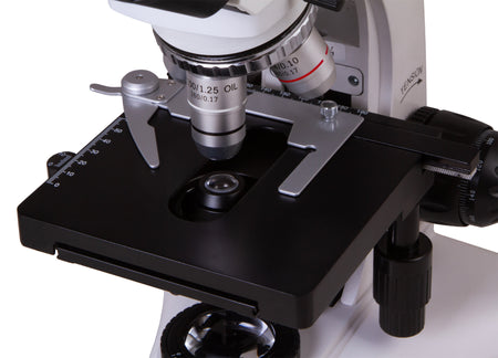Microscopio trinocular digital Levenhuk MED D20T LCD